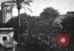 Immagine di La donna nel cortile del tempio con una tenda in background India, 1953, secondo 3 filmato di repertorio 65675028599