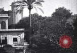 Immagine di La donna nel cortile del tempio con una tenda in background India, 1953, secondo 4 filmato di repertorio 65675028599