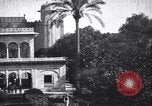 Immagine di La donna nel cortile del tempio con una tenda in background India, 1953, secondo 5 filmato di repertorio 65675028599
