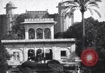 Immagine di La donna nel cortile del tempio con una tenda in background India, 1953, secondo 7 filmato di repertorio 65675028599