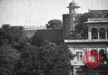 Immagine di La donna nel cortile del tempio con una tenda in background India, 1953, secondo 11 filmato di repertorio 65675028599