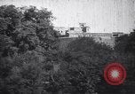 Immagine di La donna nel cortile del tempio con una tenda in background India, 1953, secondo 18 filmato di repertorio 65675028599