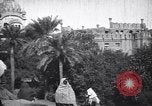 Immagine di La donna nel cortile del tempio con una tenda in background India, 1953, secondo 27 filmato di repertorio 65675028599