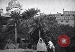 Immagine di La donna nel cortile del tempio con una tenda in background India, 1953, secondo 28 filmato di repertorio 65675028599