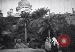 Immagine di La donna nel cortile del tempio con una tenda in background India, 1953, secondo 29 filmato di repertorio 65675028599