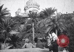 Immagine di La donna nel cortile del tempio con una tenda in background India, 1953, secondo 30 filmato di repertorio 65675028599