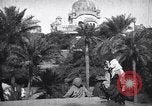 Immagine di La donna nel cortile del tempio con una tenda in background India, 1953, secondo 31 filmato di repertorio 65675028599