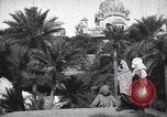Immagine di La donna nel cortile del tempio con una tenda in background India, 1953, secondo 32 filmato di repertorio 65675028599