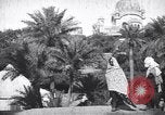 Immagine di La donna nel cortile del tempio con una tenda in background India, 1953, secondo 33 filmato di repertorio 65675028599