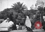 Immagine di La donna nel cortile del tempio con una tenda in background India, 1953, secondo 34 filmato di repertorio 65675028599