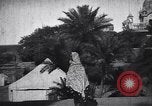 Immagine di La donna nel cortile del tempio con una tenda in background India, 1953, secondo 35 filmato di repertorio 65675028599