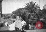 Immagine di La donna nel cortile del tempio con una tenda in background India, 1953, secondo 36 filmato di repertorio 65675028599