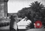 Immagine di La donna nel cortile del tempio con una tenda in background India, 1953, secondo 37 filmato di repertorio 65675028599