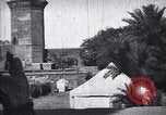 Immagine di La donna nel cortile del tempio con una tenda in background India, 1953, secondo 38 filmato di repertorio 65675028599