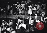 Image personnes regardent flamants dans un zoo l'Inde, 1953, de la seconde 1 séquences d'archives historiques vidéo 65675028600
