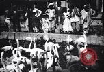 Image personnes regardent flamants dans un zoo l'Inde, 1953, de la seconde 30 séquences d'archives historiques vidéo 65675028600