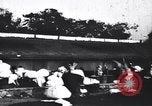 Standbild Dhobis arbeiten an einer Dhobi Ghat Indien, 1953, aus Sekunde 4 historischem Filmmaterial Videoclip 65675028601