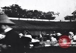 Standbild Dhobis arbeiten an einer Dhobi Ghat Indien, 1953, aus Sekunde 5 historischem Filmmaterial Videoclip 65675028601