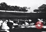 Standbild Dhobis arbeiten an einer Dhobi Ghat Indien, 1953, aus Sekunde 6 historischem Filmmaterial Videoclip 65675028601