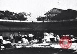 Standbild Dhobis arbeiten an einer Dhobi Ghat Indien, 1953, aus Sekunde 8 historischem Filmmaterial Videoclip 65675028601