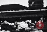 Standbild Dhobis arbeiten an einer Dhobi Ghat Indien, 1953, aus Sekunde 17 historischem Filmmaterial Videoclip 65675028601