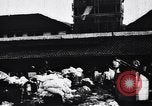 Standbild Dhobis arbeiten an einer Dhobi Ghat Indien, 1953, aus Sekunde 18 historischem Filmmaterial Videoclip 65675028601