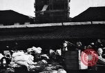 Standbild Dhobis arbeiten an einer Dhobi Ghat Indien, 1953, aus Sekunde 19 historischem Filmmaterial Videoclip 65675028601