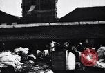 Standbild Dhobis arbeiten an einer Dhobi Ghat Indien, 1953, aus Sekunde 20 historischem Filmmaterial Videoclip 65675028601