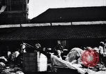 Standbild Dhobis arbeiten an einer Dhobi Ghat Indien, 1953, aus Sekunde 22 historischem Filmmaterial Videoclip 65675028601