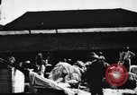Standbild Dhobis arbeiten an einer Dhobi Ghat Indien, 1953, aus Sekunde 24 historischem Filmmaterial Videoclip 65675028601