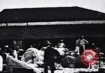 Standbild Dhobis arbeiten an einer Dhobi Ghat Indien, 1953, aus Sekunde 25 historischem Filmmaterial Videoclip 65675028601