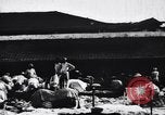 Standbild Dhobis arbeiten an einer Dhobi Ghat Indien, 1953, aus Sekunde 28 historischem Filmmaterial Videoclip 65675028601