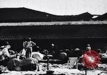 Standbild Dhobis arbeiten an einer Dhobi Ghat Indien, 1953, aus Sekunde 29 historischem Filmmaterial Videoclip 65675028601
