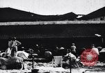 Standbild Dhobis arbeiten an einer Dhobi Ghat Indien, 1953, aus Sekunde 30 historischem Filmmaterial Videoclip 65675028601