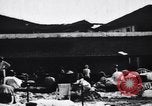 Standbild Dhobis arbeiten an einer Dhobi Ghat Indien, 1953, aus Sekunde 31 historischem Filmmaterial Videoclip 65675028601