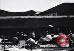 Standbild Dhobis arbeiten an einer Dhobi Ghat Indien, 1953, aus Sekunde 32 historischem Filmmaterial Videoclip 65675028601