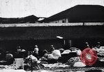 Standbild Dhobis arbeiten an einer Dhobi Ghat Indien, 1953, aus Sekunde 33 historischem Filmmaterial Videoclip 65675028601