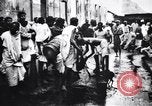 Image hommes indiens offrandes au temple de préparation Calcutta Inde, 1953, de la seconde 3 séquences d'archives historiques vidéo 65675028602