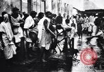 Image hommes indiens offrandes au temple de préparation Calcutta Inde, 1953, de la seconde 4 séquences d'archives historiques vidéo 65675028602