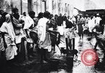 Image hommes indiens offrandes au temple de préparation Calcutta Inde, 1953, de la seconde 5 séquences d'archives historiques vidéo 65675028602