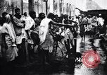 Image hommes indiens offrandes au temple de préparation Calcutta Inde, 1953, de la seconde 6 séquences d'archives historiques vidéo 65675028602