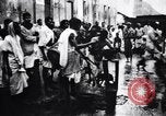 Image hommes indiens offrandes au temple de préparation Calcutta Inde, 1953, de la seconde 7 séquences d'archives historiques vidéo 65675028602