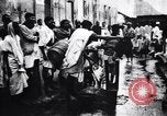 Image hommes indiens offrandes au temple de préparation Calcutta Inde, 1953, de la seconde 8 séquences d'archives historiques vidéo 65675028602