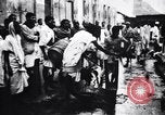Image hommes indiens offrandes au temple de préparation Calcutta Inde, 1953, de la seconde 9 séquences d'archives historiques vidéo 65675028602