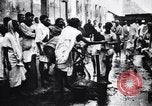 Image hommes indiens offrandes au temple de préparation Calcutta Inde, 1953, de la seconde 10 séquences d'archives historiques vidéo 65675028602