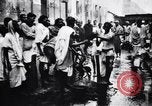 Image hommes indiens offrandes au temple de préparation Calcutta Inde, 1953, de la seconde 11 séquences d'archives historiques vidéo 65675028602