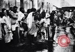 Image hommes indiens offrandes au temple de préparation Calcutta Inde, 1953, de la seconde 12 séquences d'archives historiques vidéo 65675028602