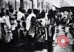 Image hommes indiens offrandes au temple de préparation Calcutta Inde, 1953, de la seconde 14 séquences d'archives historiques vidéo 65675028602