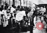 Image hommes indiens offrandes au temple de préparation Calcutta Inde, 1953, de la seconde 16 séquences d'archives historiques vidéo 65675028602