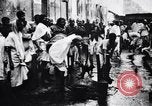 Image hommes indiens offrandes au temple de préparation Calcutta Inde, 1953, de la seconde 17 séquences d'archives historiques vidéo 65675028602